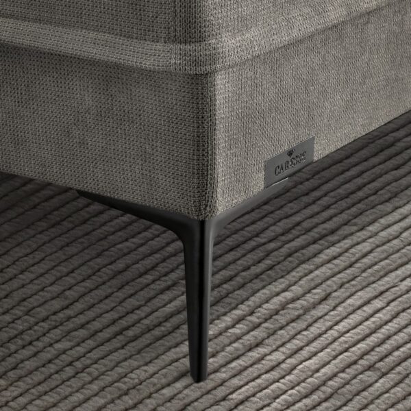 Grijze bank met zwarte poot