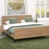 Houten bed met groene kussens