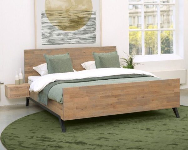 Houten bed met groene kussens