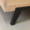 Houten meubel met metalen poot