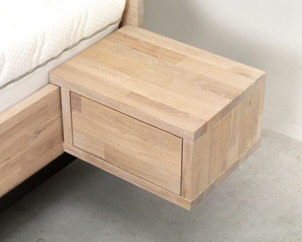 Nachtkastje van hout met lade