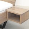 Houten nachtkastje naast bed