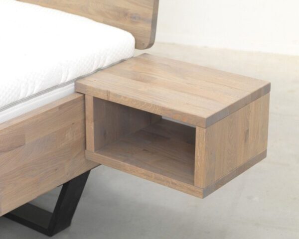 Houten nachtkastje naast bed