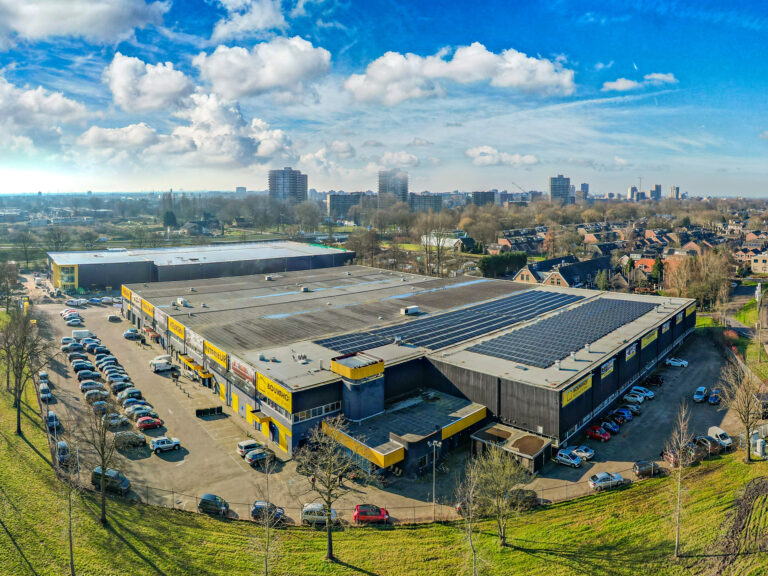 Groot gebouw met zonnepanelen