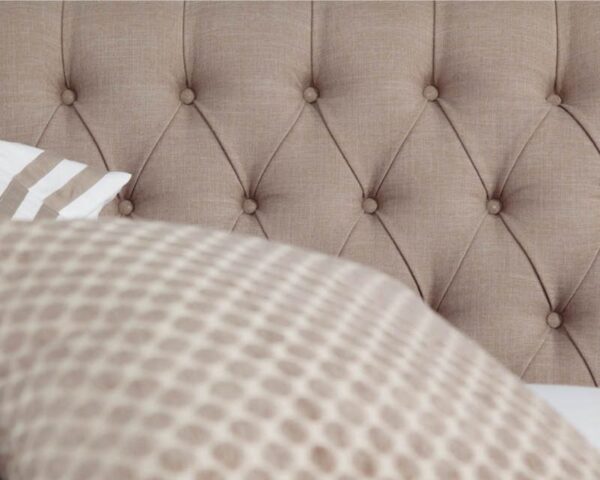Pull-back nachtkastfunctie van de Caresse Platinum 9800 boxspring